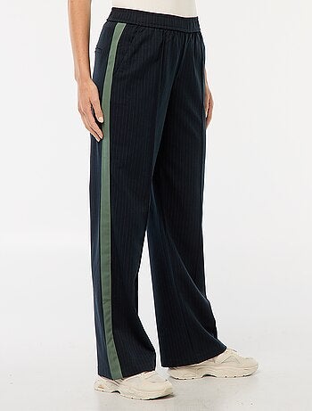 Pantalón con pinzas y bandas laterales