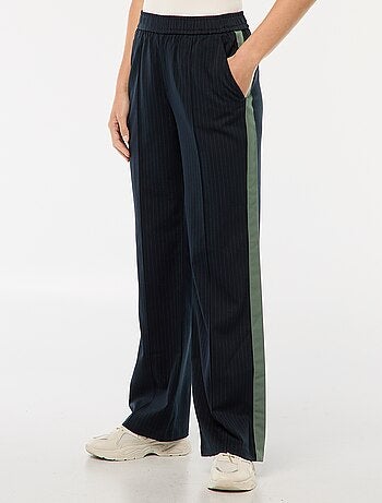Pantalón con pinzas y bandas laterales