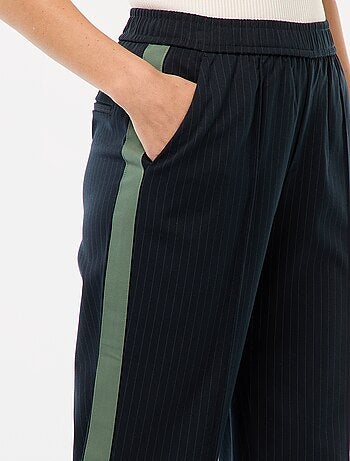 Pantalón con pinzas y bandas laterales