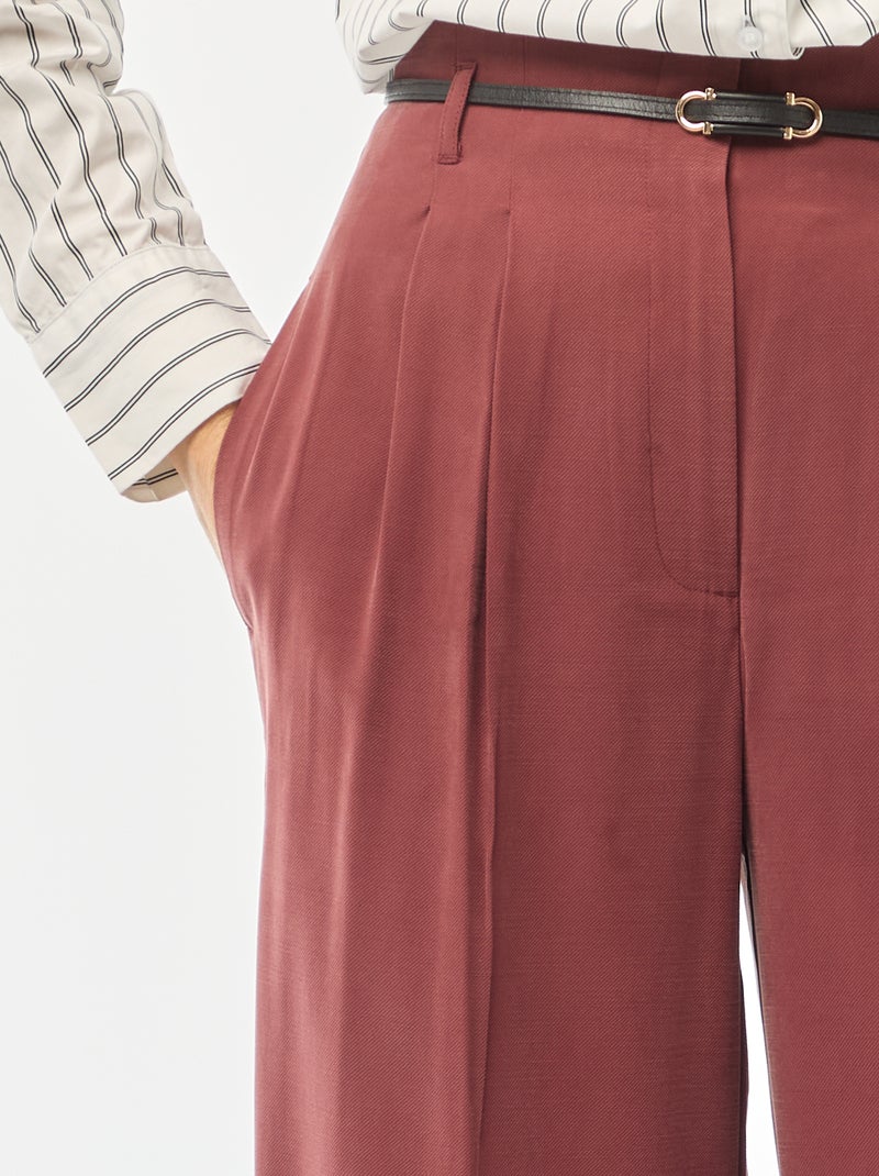 Pantalón de pinzas con cinturón integrado Rojo - Kiabi