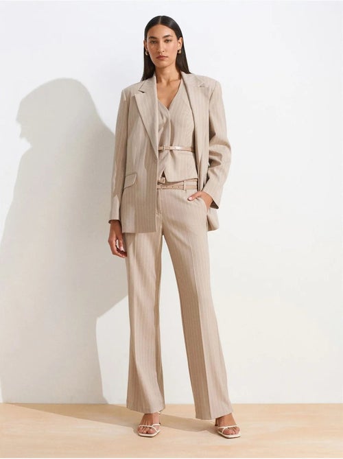 Pantalón de raya diplomática de pernera recta con cinturón dilvin - Kiabi Pantalón de raya diplomática de pernera recta con cinturón dilvin - Kiabi
