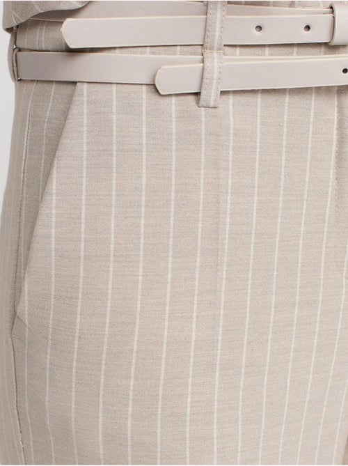 Pantalón de raya diplomática de pernera recta con cinturón dilvin - Kiabi Pantalón de raya diplomática de pernera recta con cinturón dilvin - Kiabi