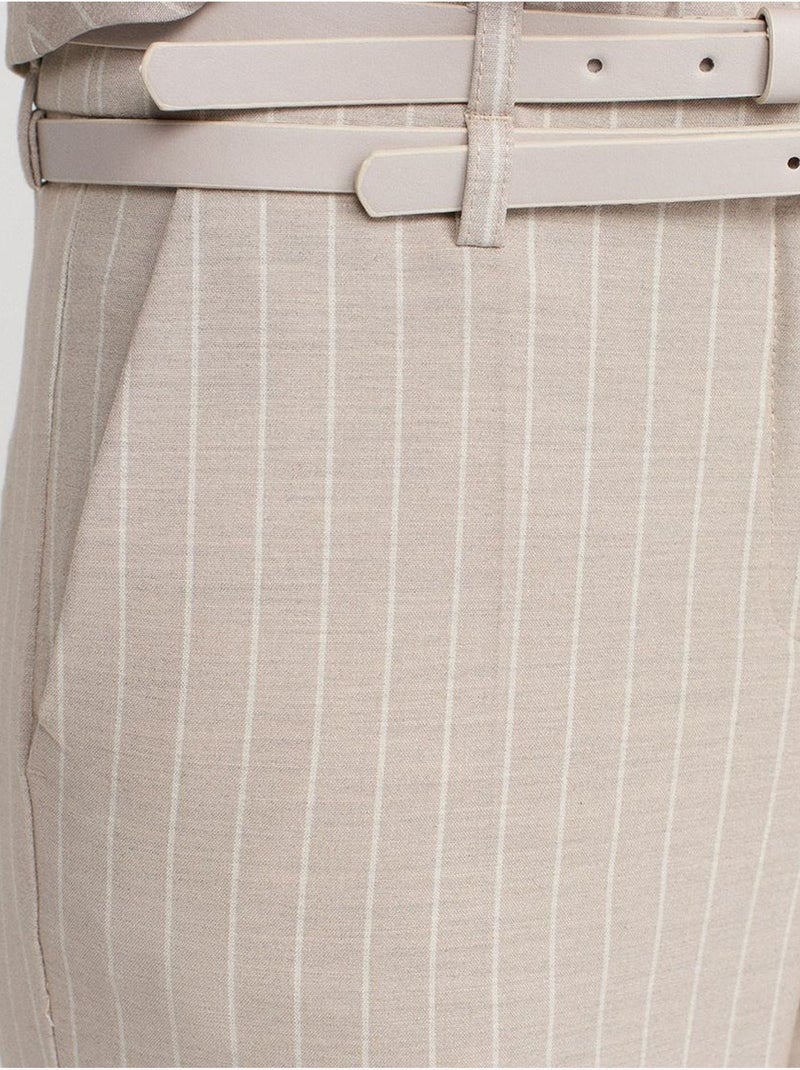 Pantalón de raya diplomática de pernera recta con cinturón dilvin Beige natural - Kiabi