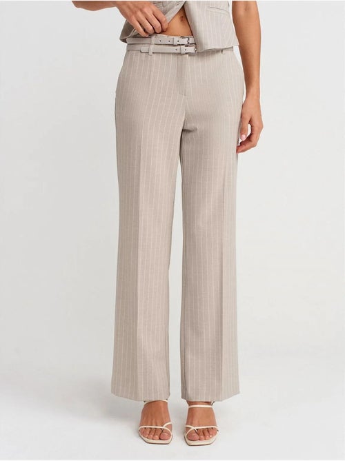 Pantalón de raya diplomática de pernera recta con cinturón dilvin - Kiabi Pantalón de raya diplomática de pernera recta con cinturón dilvin - Kiabi