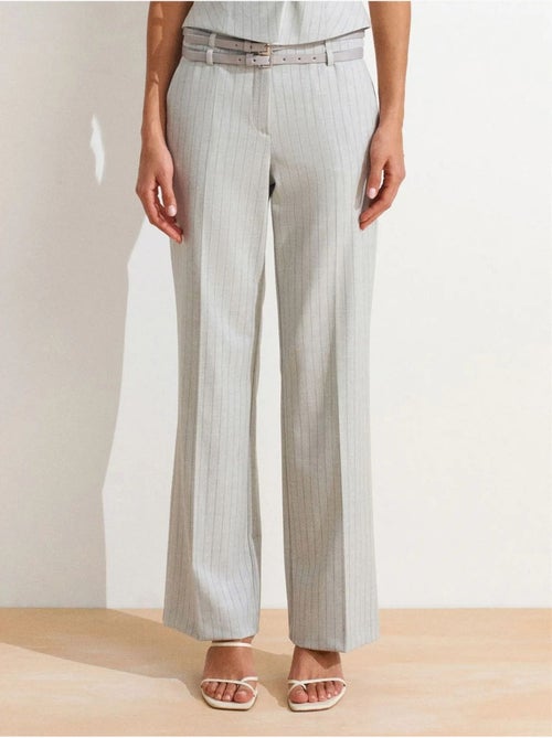 Pantalón de raya diplomática de pernera recta con cinturón dilvin - Kiabi Pantalón de raya diplomática de pernera recta con cinturón dilvin - Kiabi