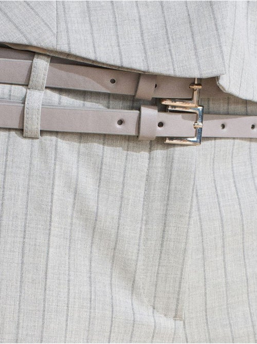 Pantalón de raya diplomática de pernera recta con cinturón dilvin - Kiabi Pantalón de raya diplomática de pernera recta con cinturón dilvin - Kiabi