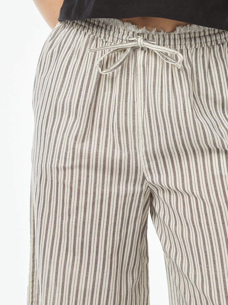 Pantalón de rayas finas con flecos Gris - Kiabi