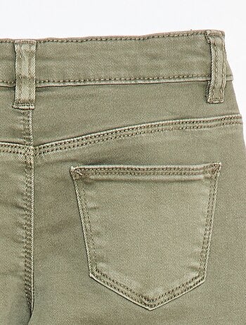 Pantalón de sarga con automáticos