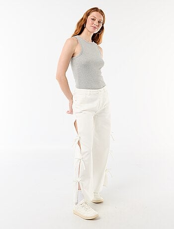 Pantalón de sarga con nudos en los laterales