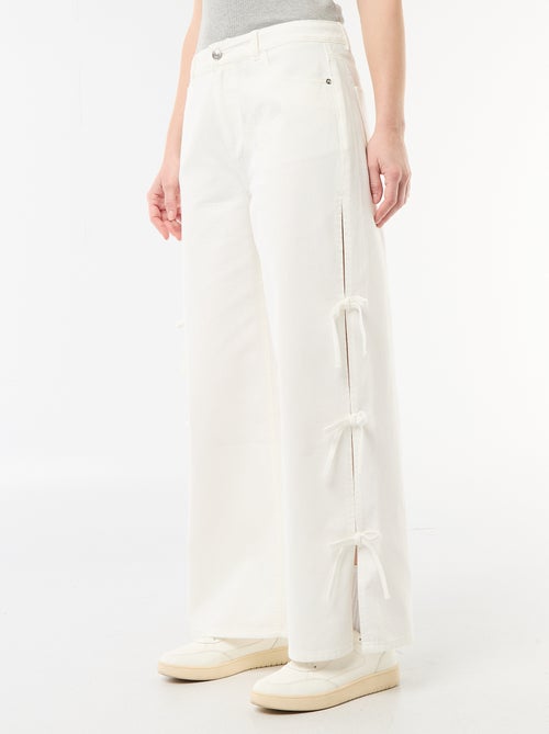 Pantalón de sarga con nudos en los laterales - Kiabi