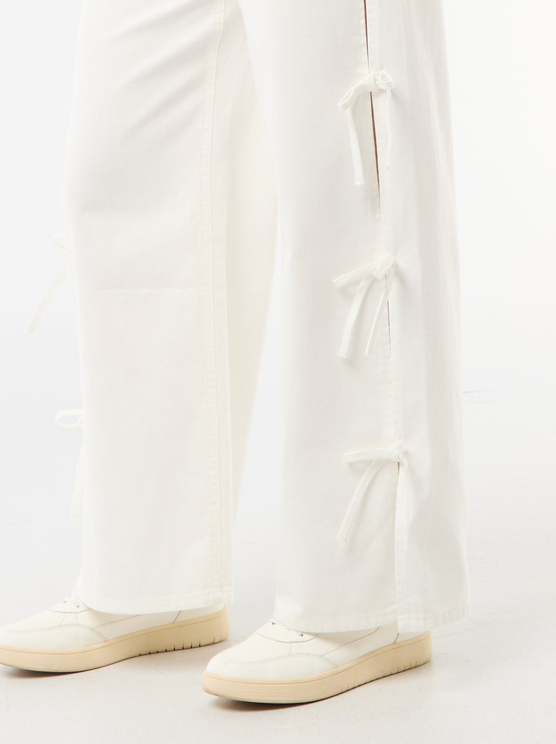 Pantalón de sarga con nudos en los laterales Blanco - Kiabi