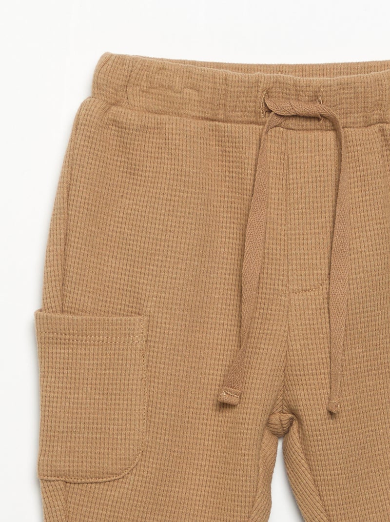 Pantalón de tejido gofrado con bolsillos laterales Beige - Kiabi