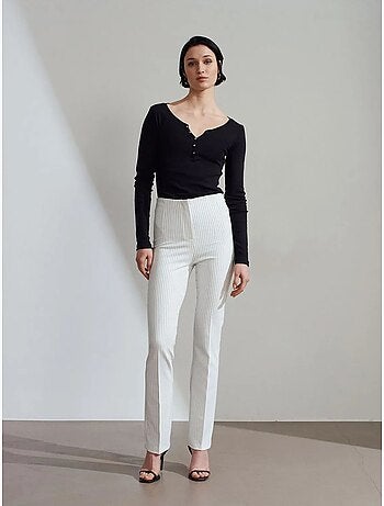 Pantalón de tiro alto a rayas con pinzas y pernera acampanada