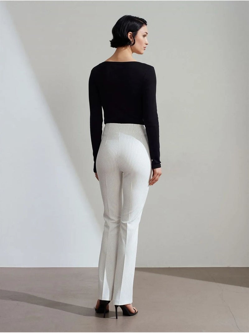 Pantalón de tiro alto a rayas con pinzas y pernera acampanada Blanco - Kiabi