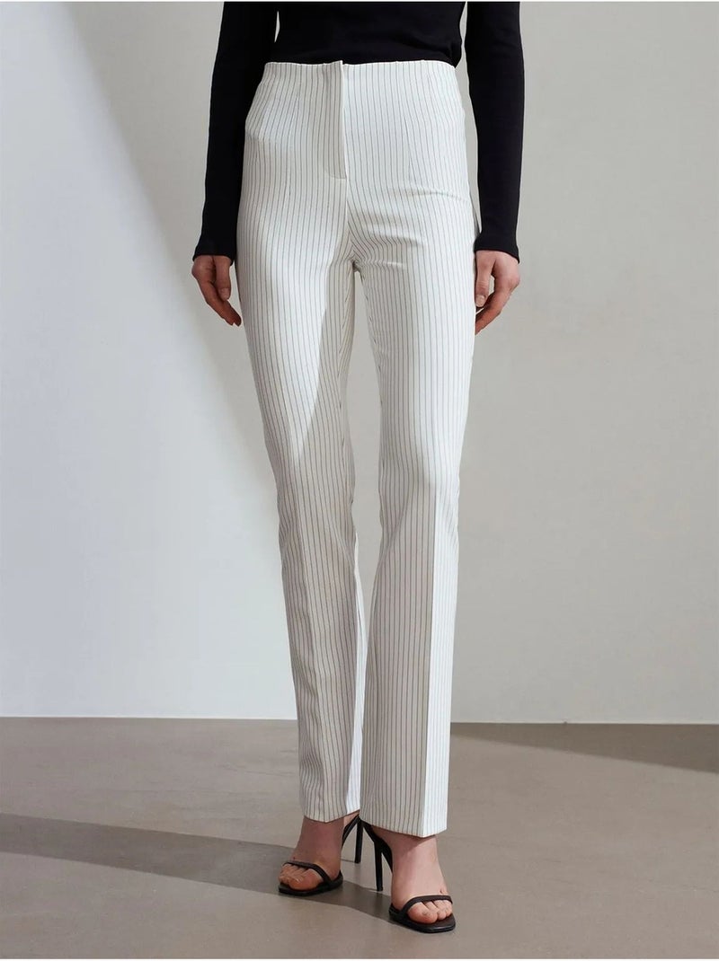 Pantalón de tiro alto a rayas con pinzas y pernera acampanada Blanco - Kiabi