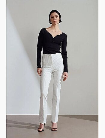 Pantalón de tiro alto a rayas con pinzas y pernera acampanada dilvin