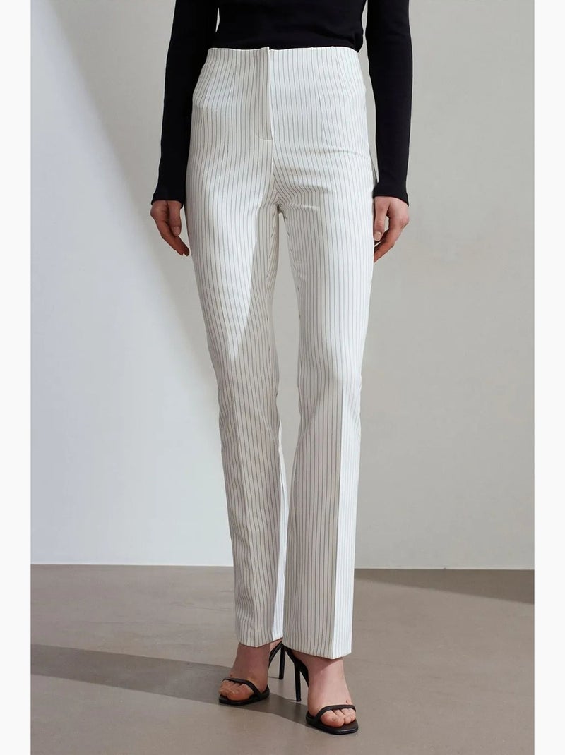 Pantalón de tiro alto a rayas con pinzas y pernera acampanada dilvin Blanco - Kiabi