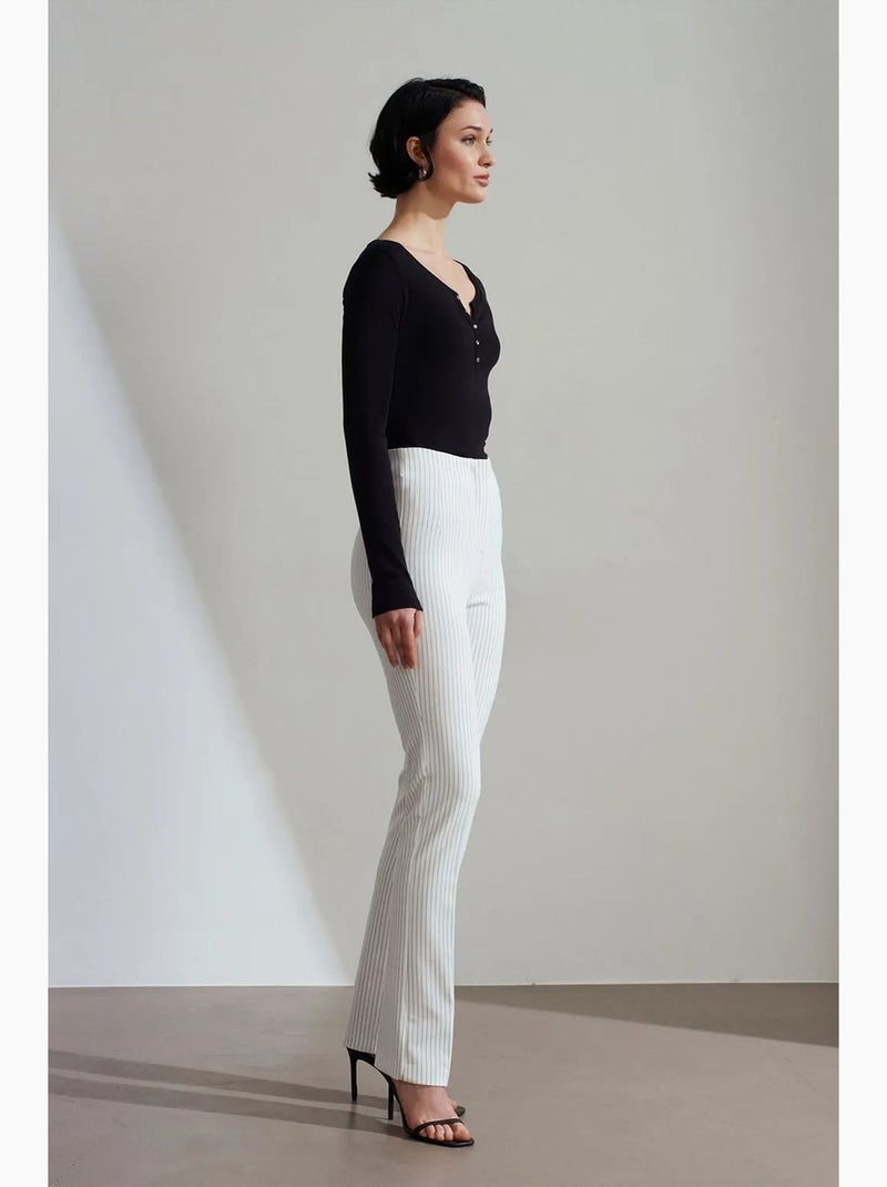 Pantalón de tiro alto a rayas con pinzas y pernera acampanada dilvin Blanco - Kiabi