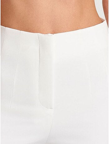 Pantalón de tiro alto acampanado con pinzas