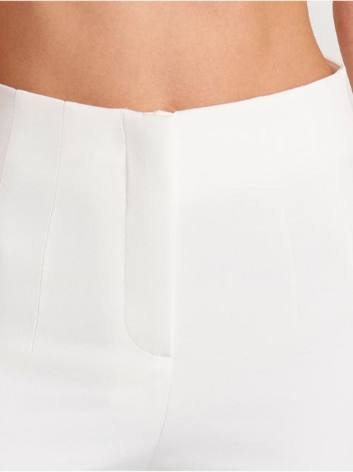 Pantalón de tiro alto acampanado con pinzas - Kiabi Pantalón de tiro alto acampanado con pinzas - Kiabi