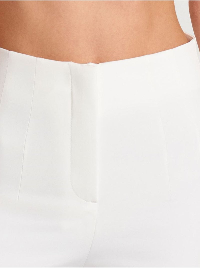 Pantalón de tiro alto acampanado con pinzas Blanco - Kiabi