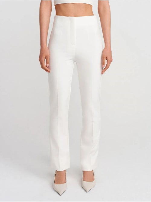 Pantalón de tiro alto acampanado con pinzas - Kiabi Pantalón de tiro alto acampanado con pinzas - Kiabi