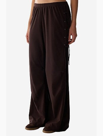 Pantalón de tiro alto con detalle en el bajo penti