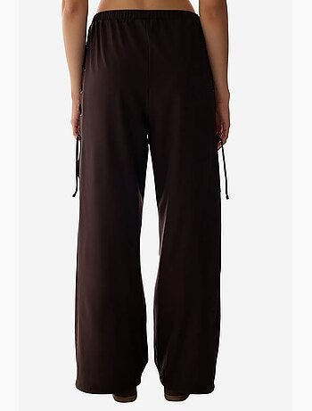 Pantalón de tiro alto con detalle en el bajo penti