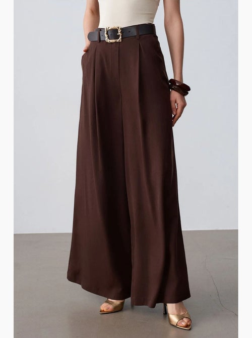 Pantalón de tiro alto con pinzas y pernera ancha dilvin - Kiabi Pantalón de tiro alto con pinzas y pernera ancha dilvin - Kiabi
