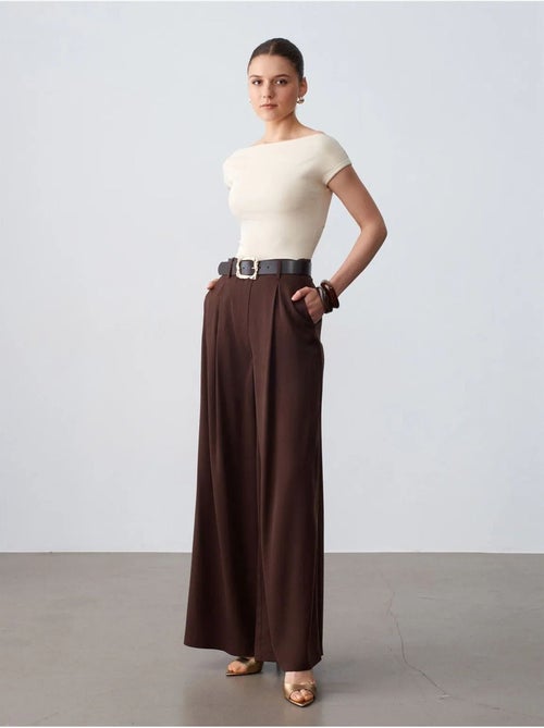 Pantalón de tiro alto con pinzas y pernera ancha dilvin - Kiabi Pantalón de tiro alto con pinzas y pernera ancha dilvin - Kiabi