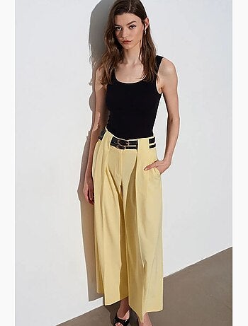 Pantalón de tiro alto, pernera ancha y con pinzas dilvin