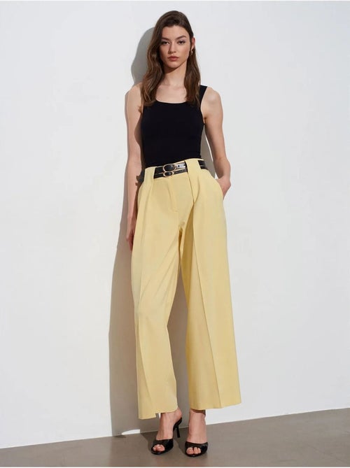 Pantalón de tiro alto, pernera ancha y con pinzas dilvin - Kiabi Pantalón de tiro alto, pernera ancha y con pinzas dilvin - Kiabi