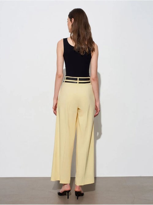 Pantalón de tiro alto, pernera ancha y con pinzas dilvin - Kiabi Pantalón de tiro alto, pernera ancha y con pinzas dilvin - Kiabi