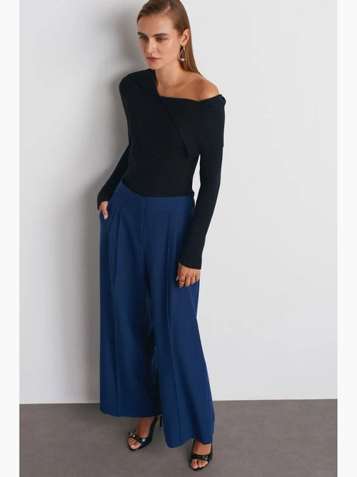 Pantalón de tiro alto, pernera ancha y con pinzas dilvin - Kiabi Pantalón de tiro alto, pernera ancha y con pinzas dilvin - Kiabi