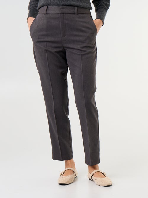 Pantalón de traje liso con 2 bolsillos - Kiabi Pantalón de traje liso con 2 bolsillos - Kiabi