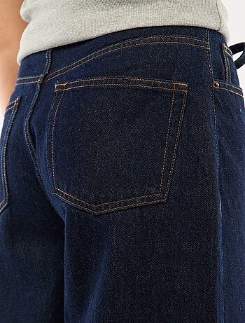 Pantalón denim con mini cinturón