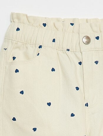 Pantalón denim corte mom con estampado