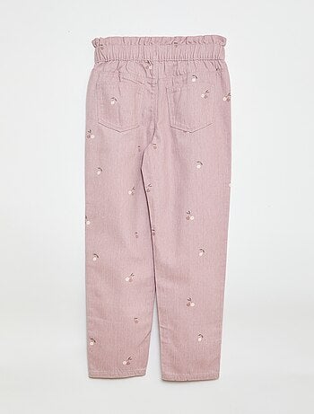 Pantalón denim corte mom con estampado