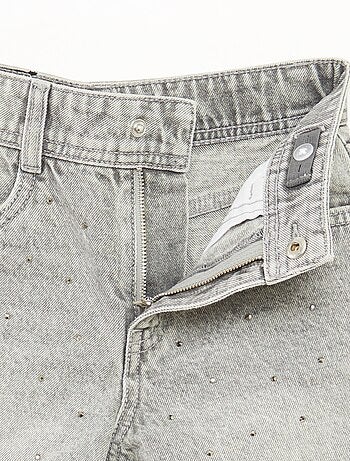 Pantalón denim mom fit con strass