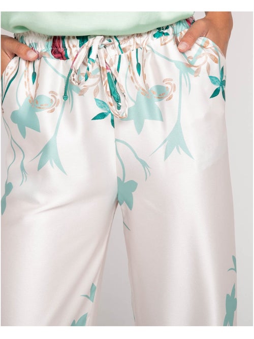 Pantalón efecto satén con motivos EZRA - Kiabi Pantalón efecto satén con motivos EZRA - Kiabi