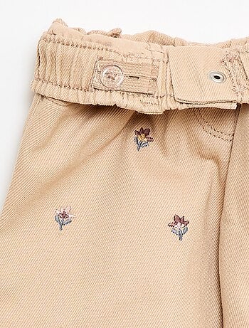 Pantalón estilo paperbag con bordado de 'flores'