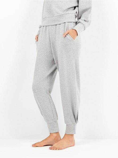 Pantalón jogger con bolsillos en tejido double soft touch - Kiabi Pantalón jogger con bolsillos en tejido double soft touch - Kiabi
