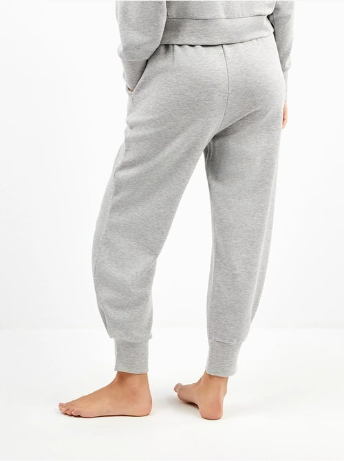 Pantalón jogger con bolsillos en tejido double soft touch - Kiabi Pantalón jogger con bolsillos en tejido double soft touch - Kiabi