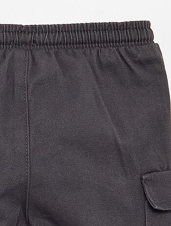 Pantalón jogger de sarga con bolsillos con solapa