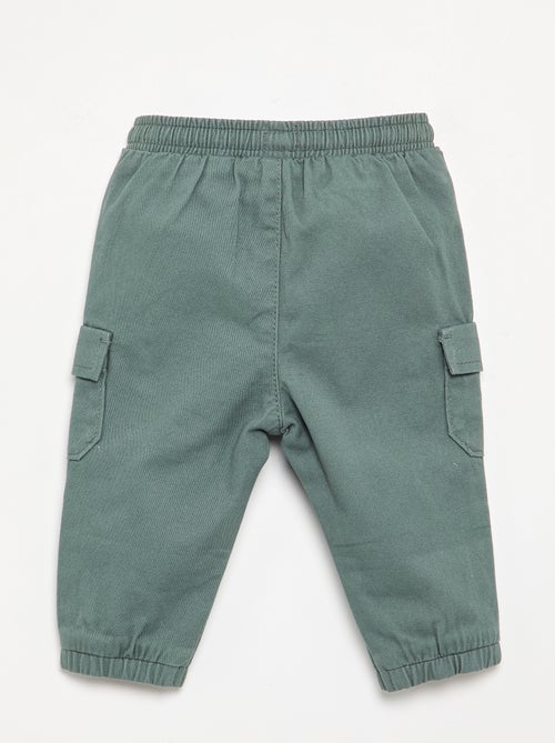 Pantalón jogger de sarga con bolsillos con solapa - Kiabi Pantalón jogger de sarga con bolsillos con solapa - Kiabi