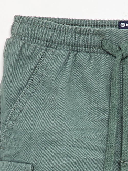 Pantalón jogger de sarga con bolsillos con solapa - Kiabi Pantalón jogger de sarga con bolsillos con solapa - Kiabi
