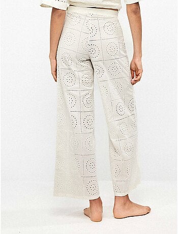 Pantalón largo ancho con detalles calados en algodón 100%