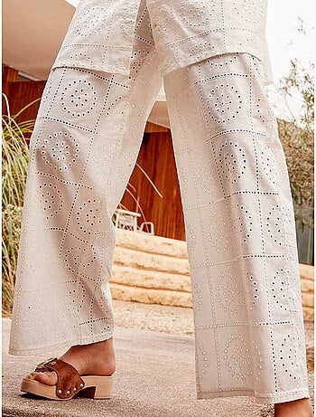 Pantalón largo ancho con detalles calados en algodón 100%