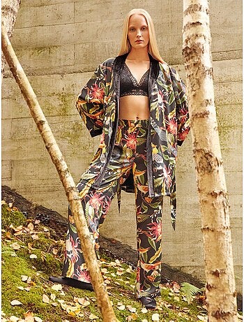 Pantalón largo con estampado tropical en tejido de satén