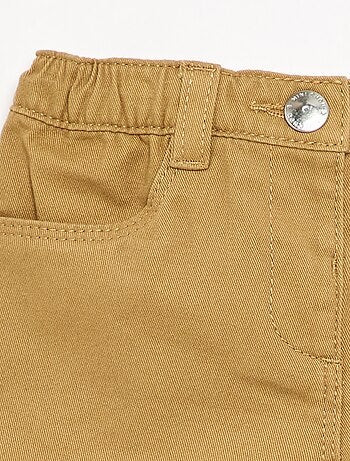 Pantalón liso con bajo volanteado